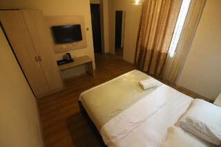 Отель B&B Hotel Батуми Семейный двухместный номер с 1 кроватью-9