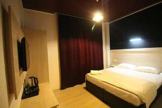 Отель B&B Hotel Батуми Семейный двухместный номер с 1 кроватью-11